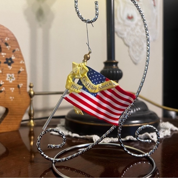 Hallmark 1991 ‘Flag of Liberty’ American Commemorative Christmas Ornament - Picture 4 of 5